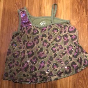 Super cute little dressy tank top.